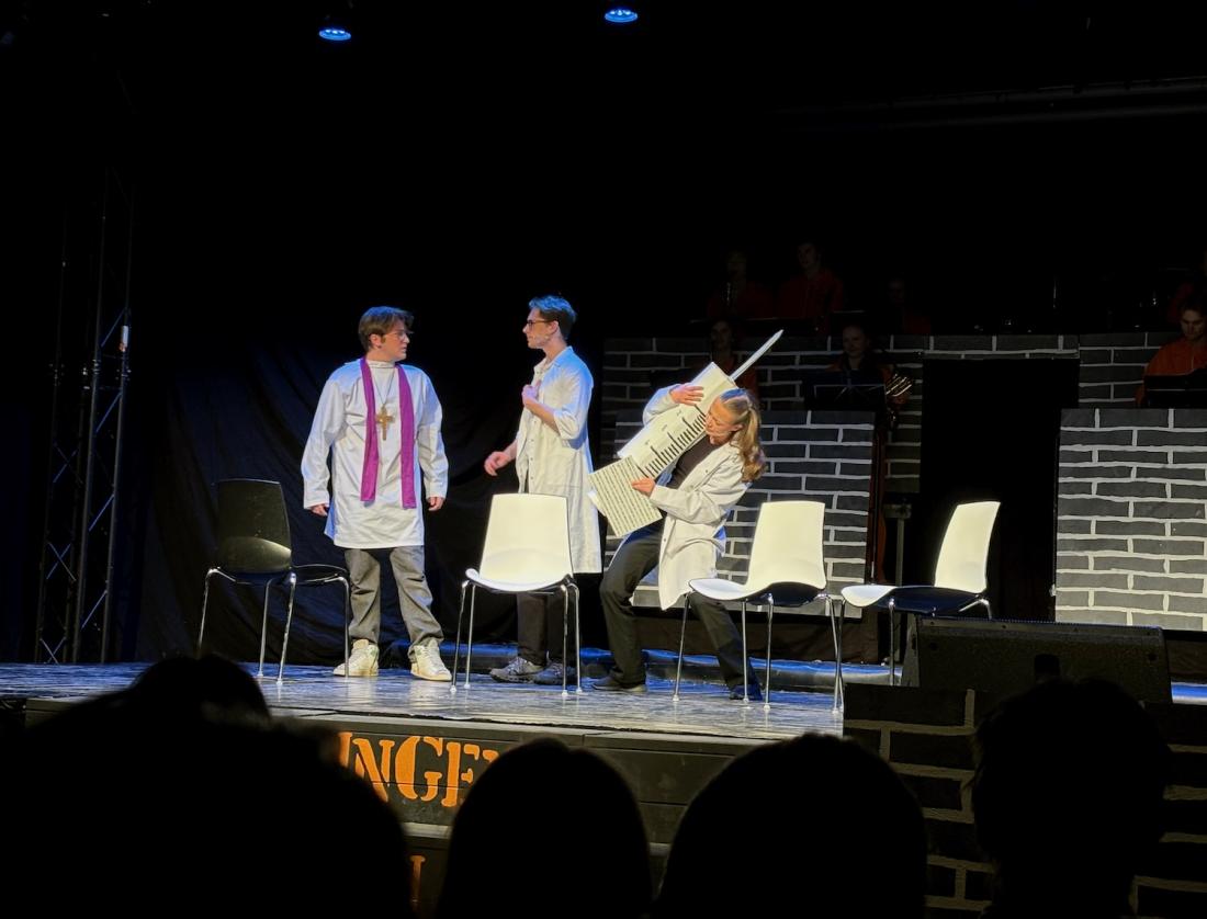 Tre akt&oslash;rer fra Vallerrevyen i en av sketsjene.