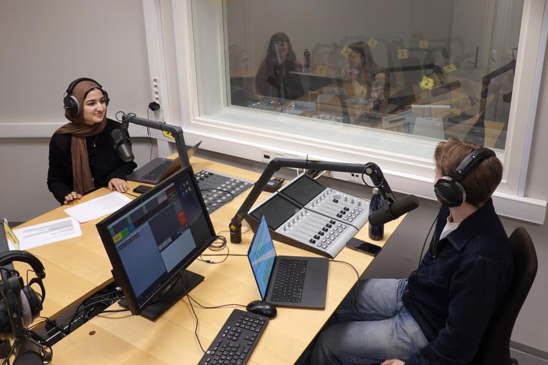 Programledere i lydstudio