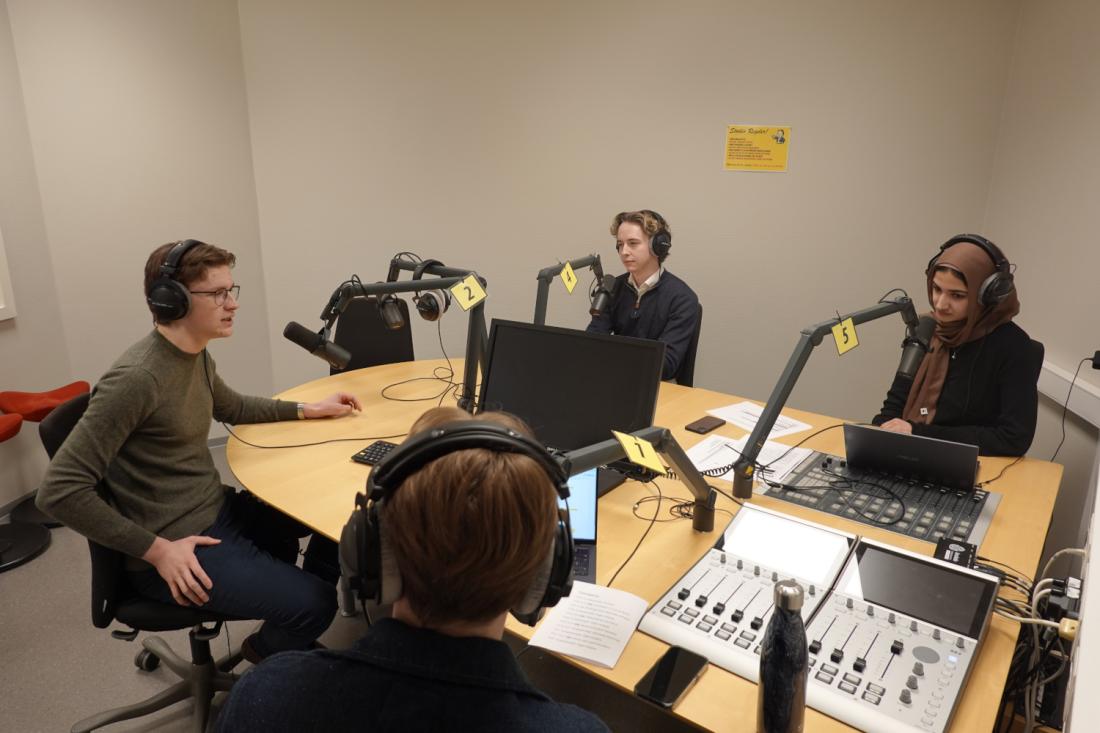 Fire mennesker i radiostudio