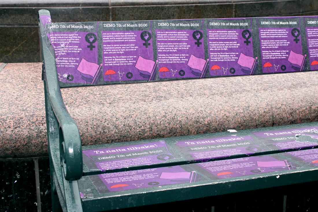 Benk med plakater der det st&aring;r informasjon om 8. mars eventet