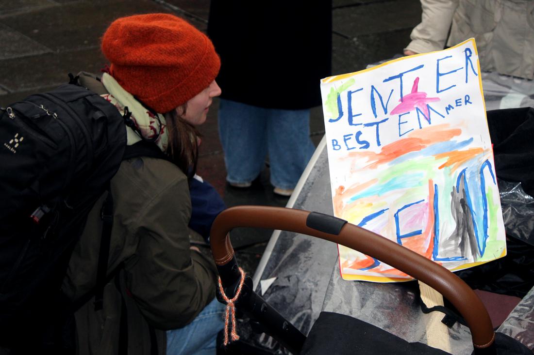 En fargerik plakat malt av et barn der det st&aring;r jenter bestemmer selv