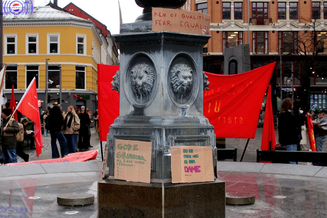 Fontene med skilt der det st&aring;r men of quality don&acute;t fear equality, fem gode grunner til &aring; ikke v&aelig;re feminist (og s&aring; en tom liste), og du er faen meg en bra dame