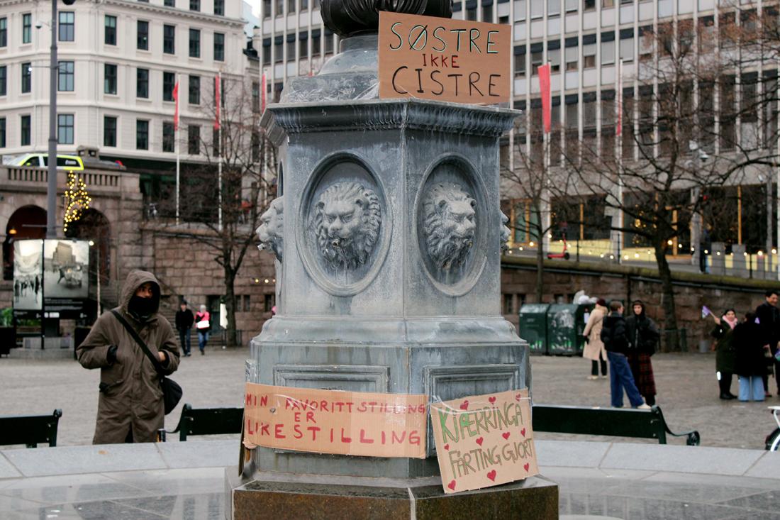 Fontene med skilt der det st&aring;r S&oslash;stre ikke cistre, min favorittstilling er likestilling, og kj&aelig;rringa f&aring;r ting gjort