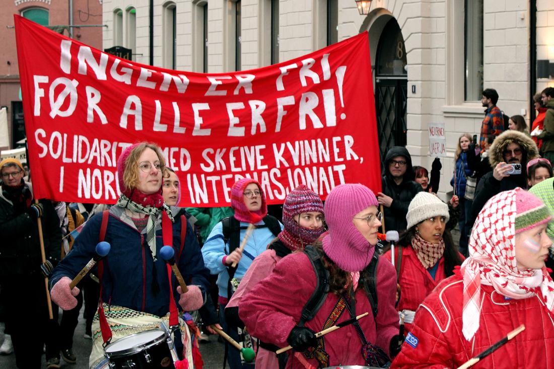 Tog med parole der det st&aring;r ingen er fri f&oslash;r alle er fri, solidaritet med skeive kvinner i Norge og internasjonalt