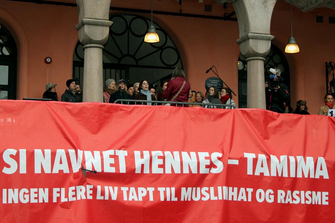 Kor st&aring;r p&aring; balkongen og synger