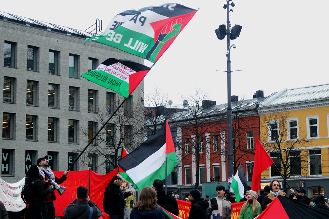 Palestinaflagg veives i lufta