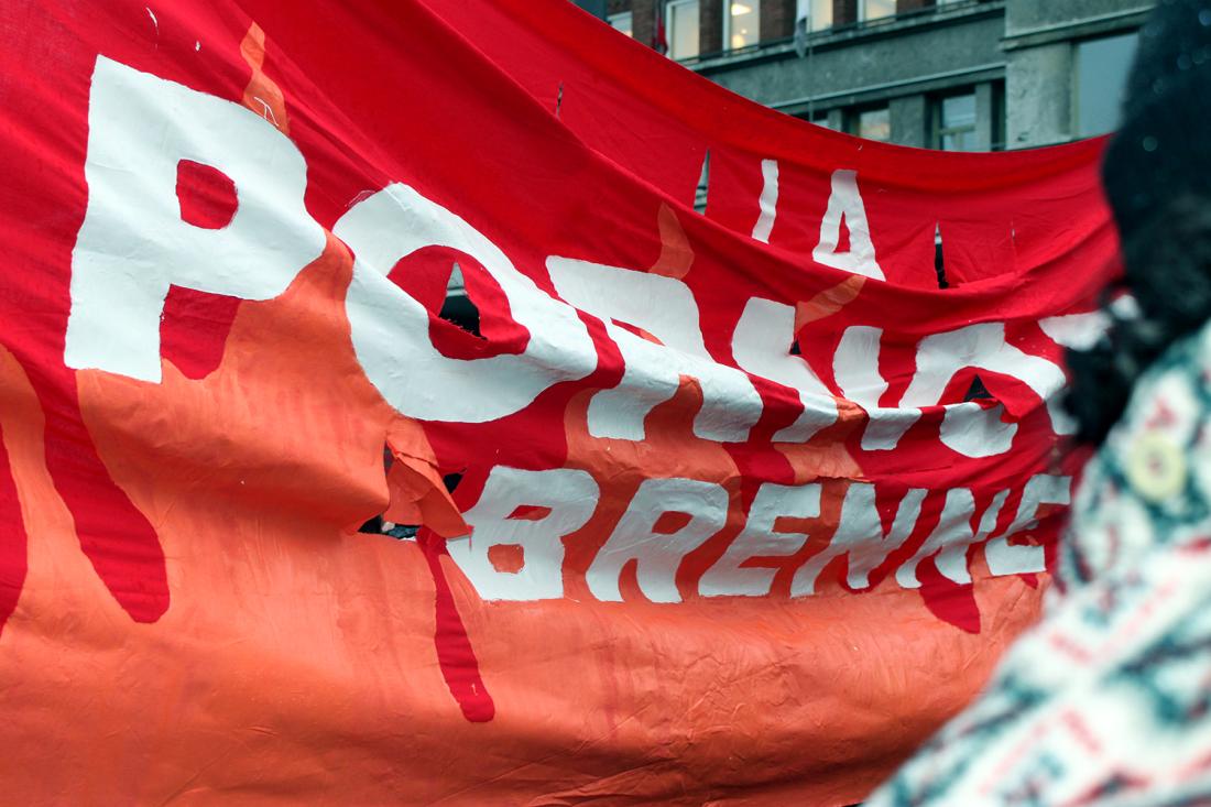 Banner der det st&aring;r La pornoen brenne