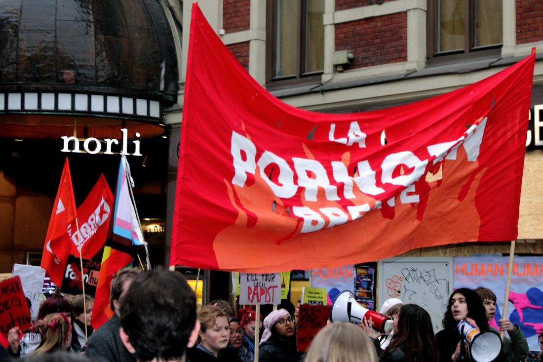 Banner der det st&aring;r La pornoen brenne