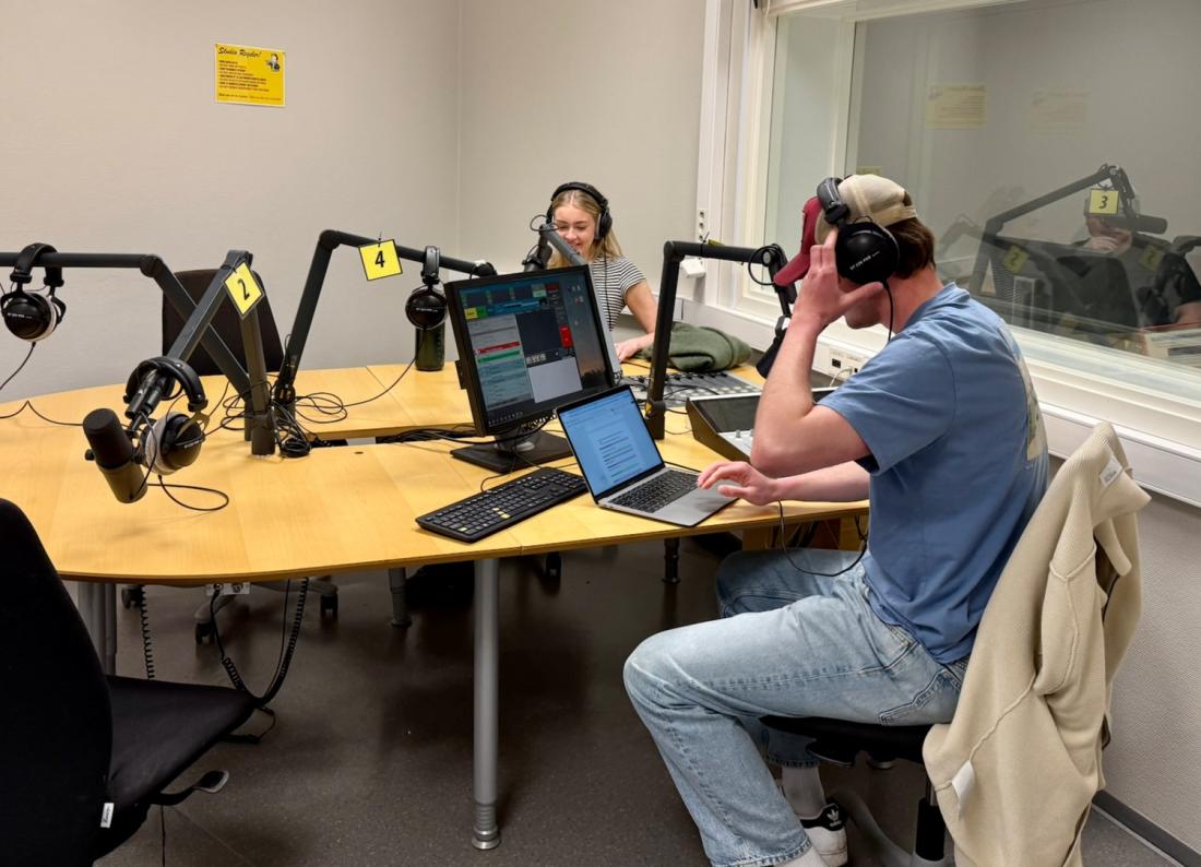 Programlederne Agnes og Mathias sitter i lydstudio