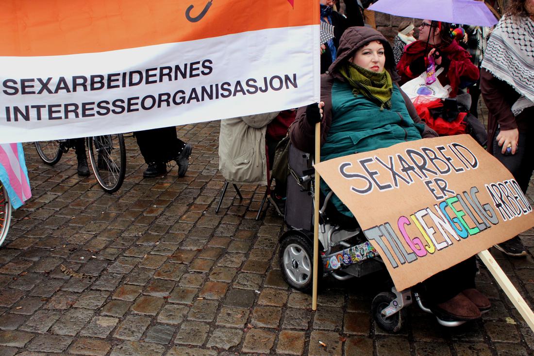 Banner for sexarbeidernes interesseorganisasjon og plakat der det st&aring;r sexarbeid er tilgjengelig arbeid