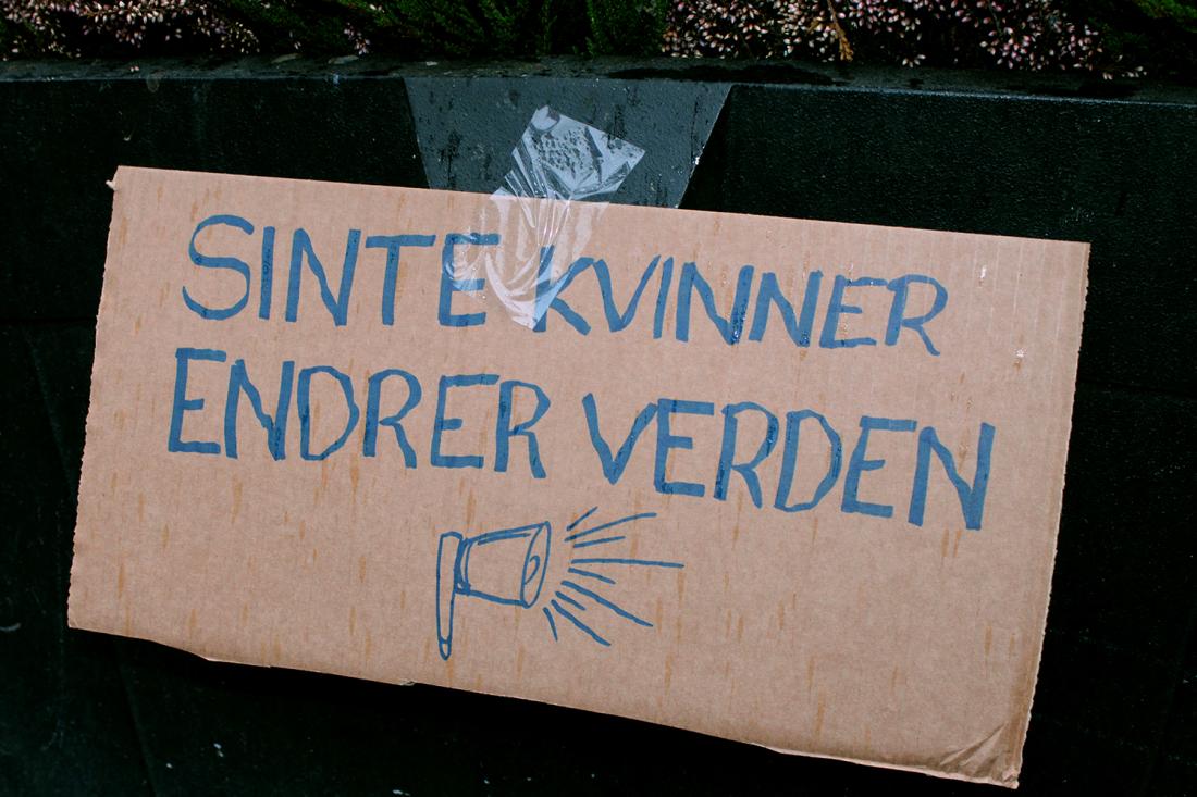 Plakat der det st&aring;r sinte kvinner endrer verden