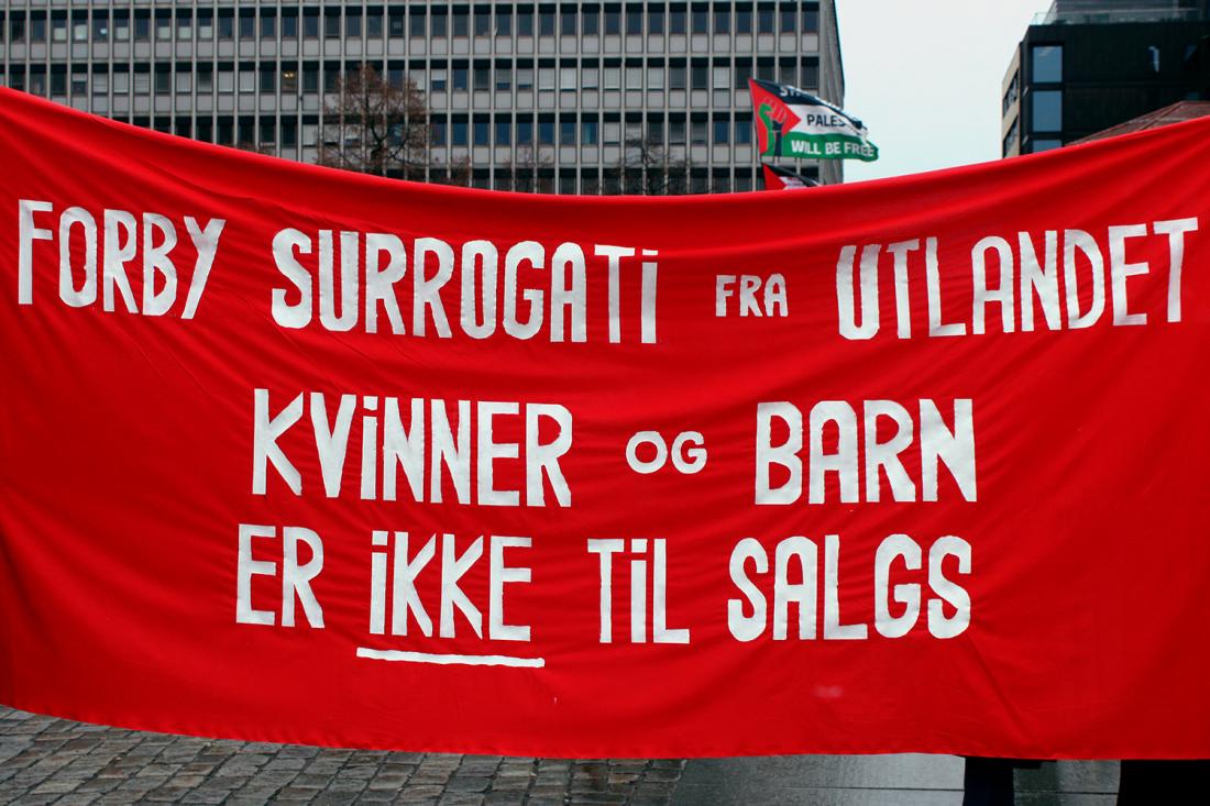 Banner der det st&aring;r "forby surrogati fra utlandet, kvinner og barn er ikke til salgs"