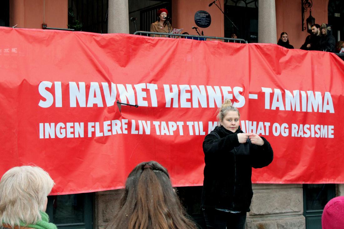 En tegnspr&aring;k-tolker st&aring;r foran talerstolen p&aring; Youngstorget