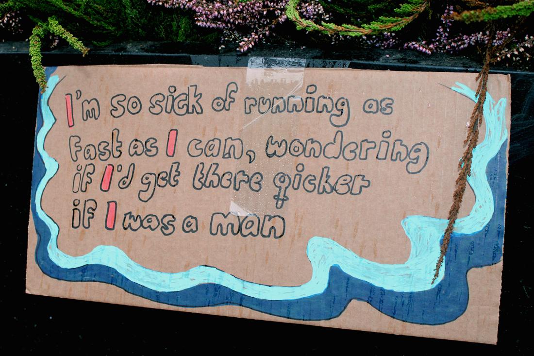 Plakat med teksten til Taylor Swift sin sang The Man