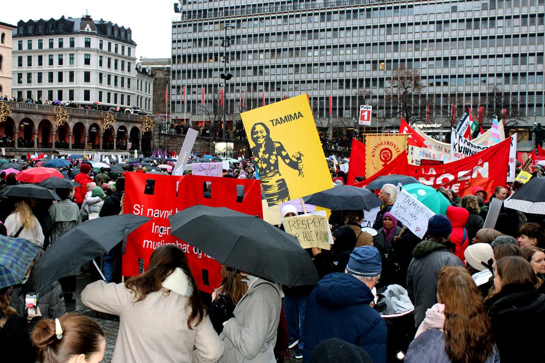 Oversiktsbilde over et fullt Youngstorg, folk har med plakater og bannere med bilde av Tamima