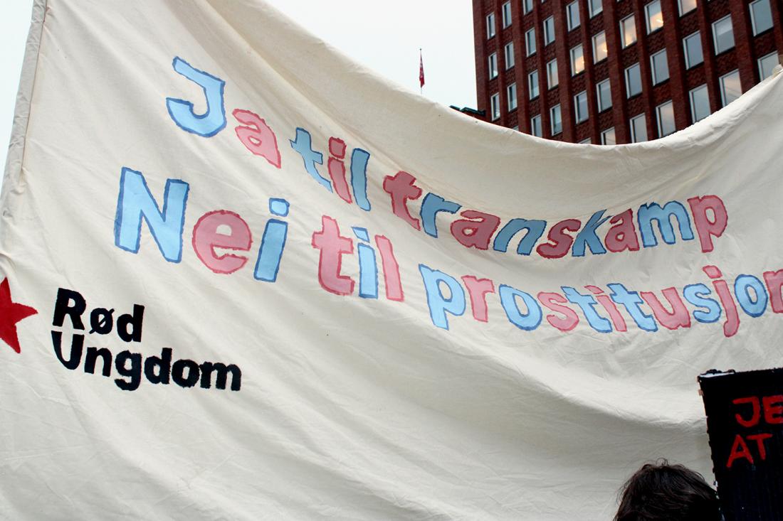 Banner fra R&oslash;d Ungdom der det st&aring;r Ja til transkamp, nei til prostitusjon