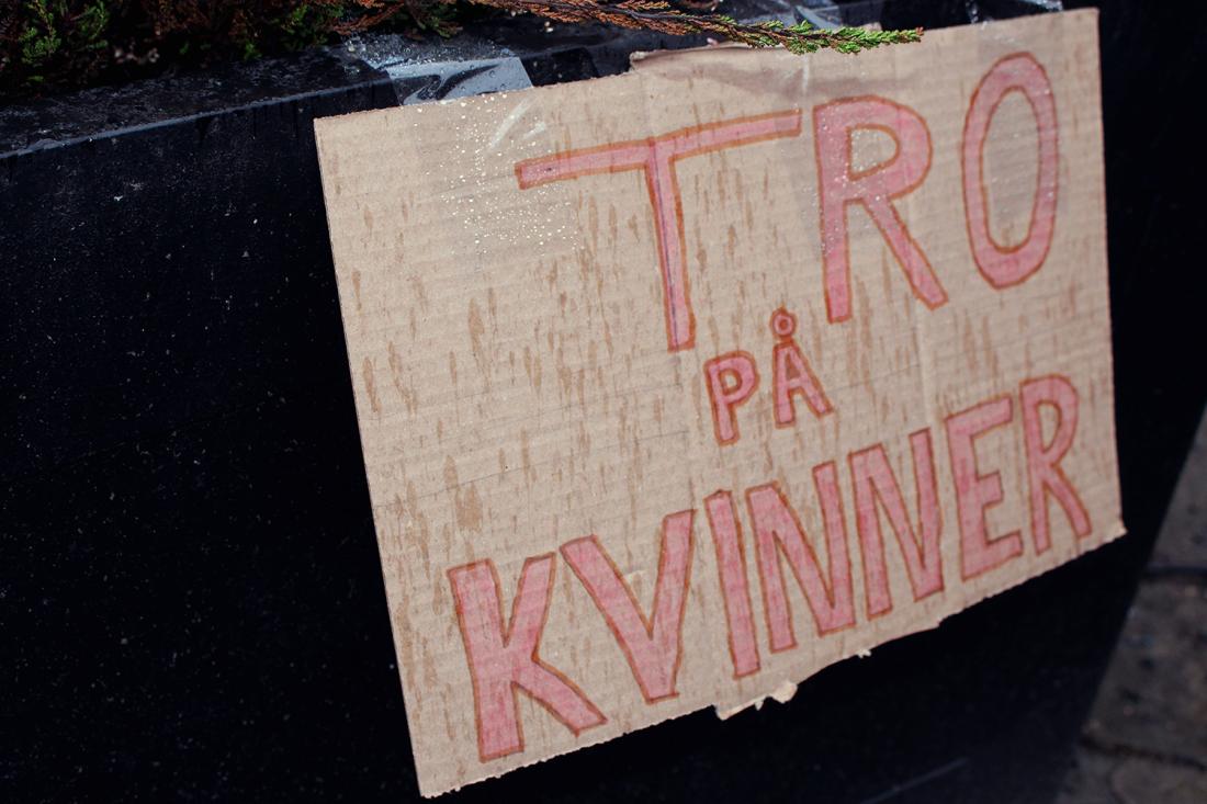 Plakat der det st&aring;r Tro p&aring; kvinner