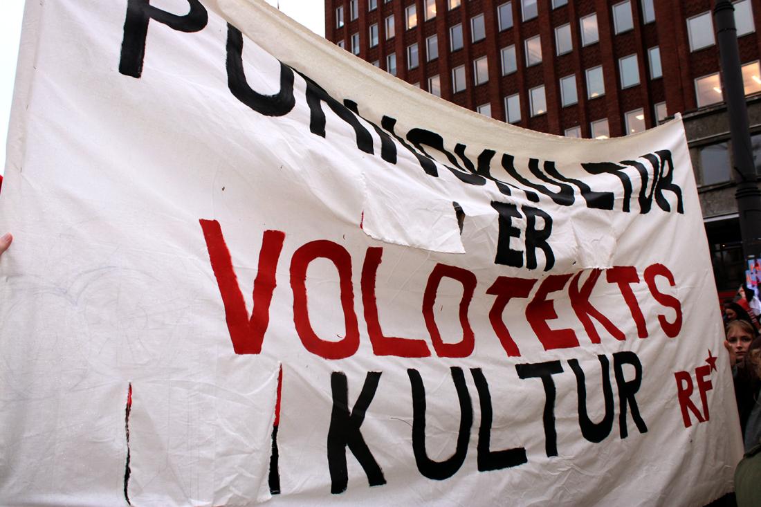 Et banner fra RF der det st&aring;r Pornokultur er voldektskultur