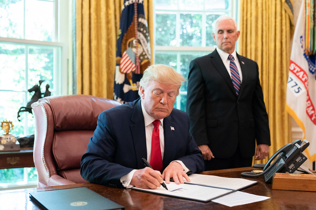 Donald Trump signerer en presidentordre i det hvite hus